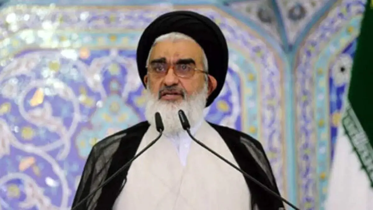 عیادت نماینده مدیر حوزههای علمیه از آیتالله سعیدی در بیمارستان قم