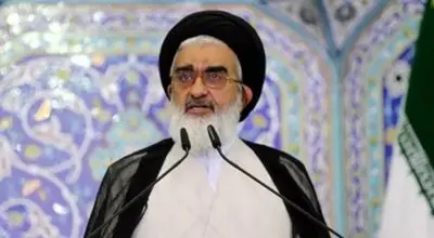 عیادت نماینده مدیر حوزه‌های علمیه از آیت‌الله سعیدی در بیمارستان قم