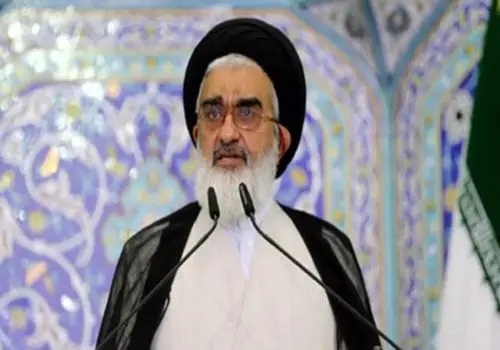 عیادت نماینده مدیر حوزه‌های علمیه از آیت‌الله سعیدی در بیمارستان قم