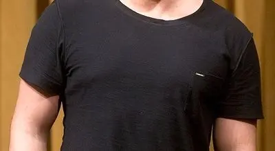 رضا گلزار با تیپ جدیدش غوغا به پا کرد/ آقای بازیگر با کت و شلوار شیکش نگاهها جلب کرد+عکس