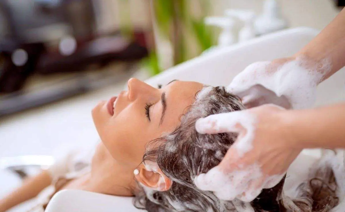 شامپو زدن دوبله؛ بهترین روش مصرف شامپو برای حفظ سلامتی مو