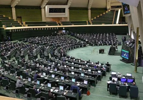 آمادگی مجلس برای وضع قانونی جهت اخذ عوارض عبور ایمن از تنگه هرمز 
