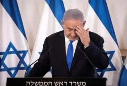 تصویر لبخند نتانیاهو در یک خرابه/ توئیت جالب یک کاربر اسرائیلی در مورد این تصویر 