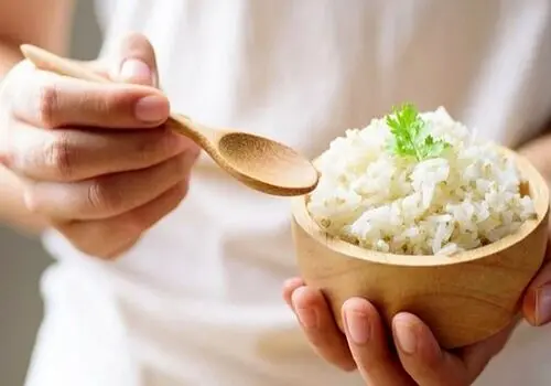برنج را به دریا می‌ریزیم اما ارزان به مردم نمی‌دهیم! +فیلم