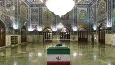 اقامه نماز پیکر رهبر شهید به امامت آیت‌الله نوری همدانی + عکس