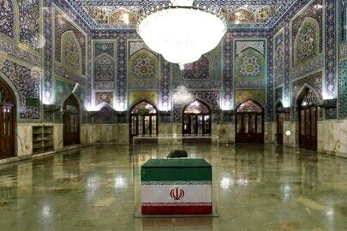 اقامه نماز پیکر رهبر شهید به امامت آیت‌الله نوری همدانی + عکس