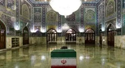 اقامه نماز پیکر رهبر شهید به امامت آیت‌الله نوری همدانی + عکس