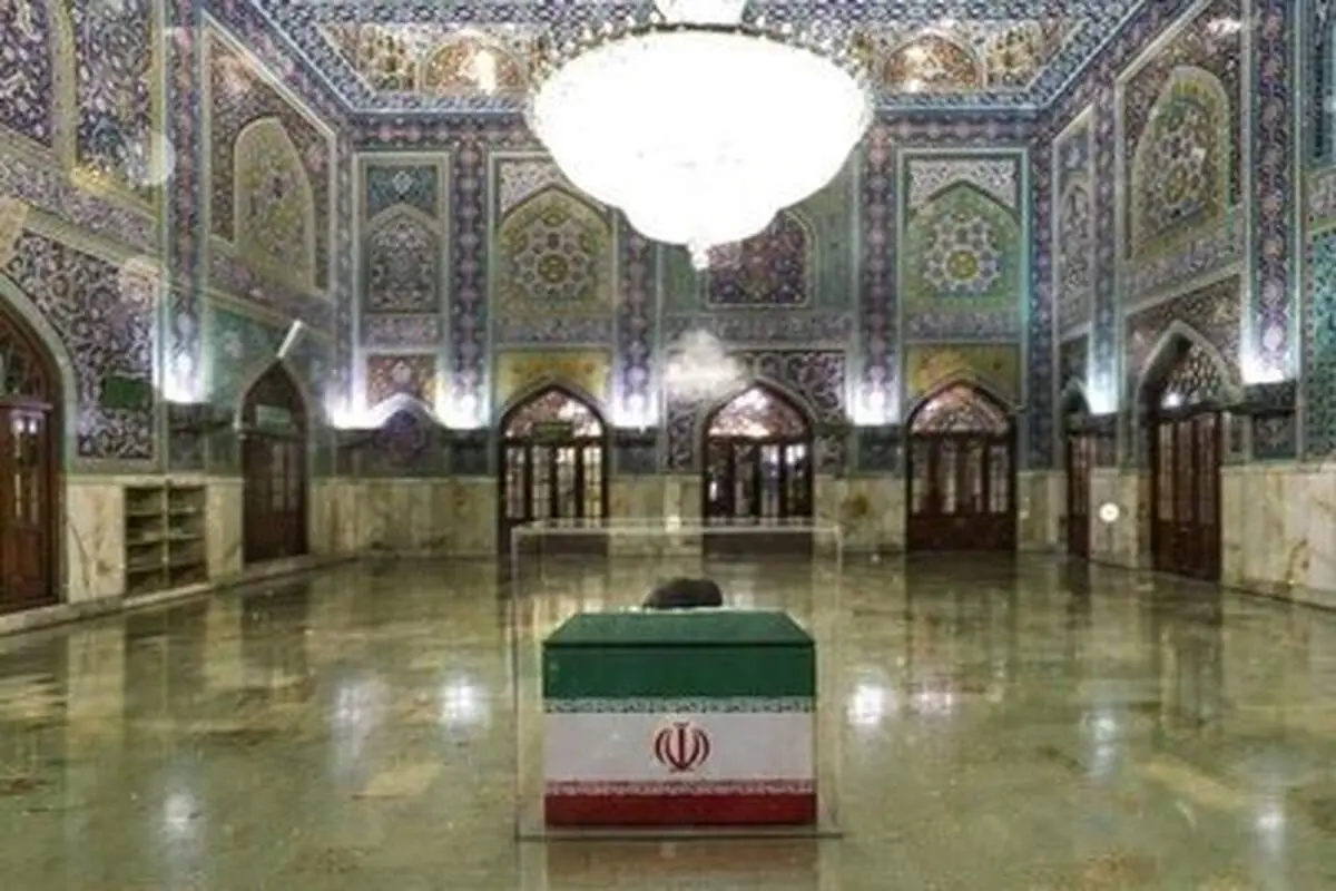 اقامه نماز پیکر رهبر شهید به امامت آیت‌الله نوری همدانی + عکس