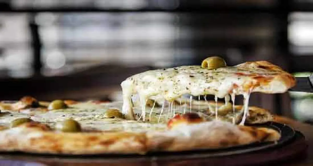 پنیر پیتزا چند کالری دارد ؟
