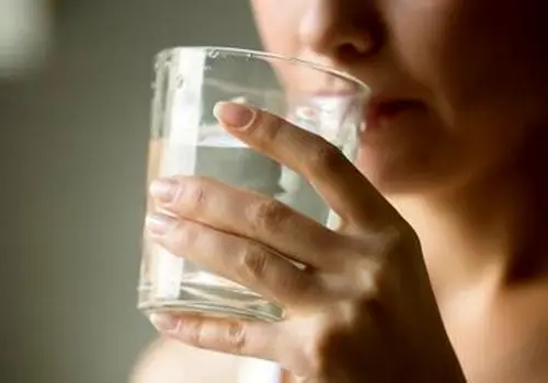 فواید عجیب نوشیدن آب گرم از بهبود متابولیسم تا لاغری!