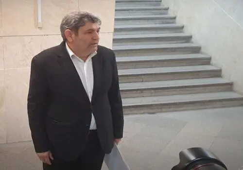 برخورد نامناسب همراهان عزیزی خادم با خبرنگاران + فیلم