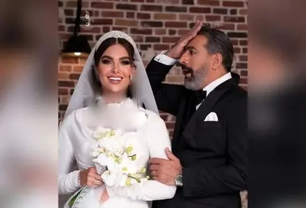 بوسه عاشقانه محمد نادری بر پیشانی و دستان همسرش در یک کنسرت/ویدیو 