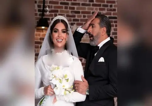 بوسه عاشقانه محمد نادری بر پیشانی و دستان همسرش در یک کنسرت/ویدیو 