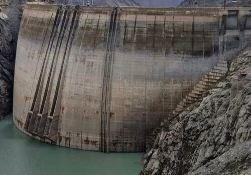 فرونشست زمین در بندرعباس باعث سقوط یک خودرو شد +فیلم