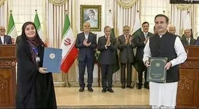 فرزانه صادق سند همکاری حمل‌ونقل را با همتای پاکستانی خود امضا کرد