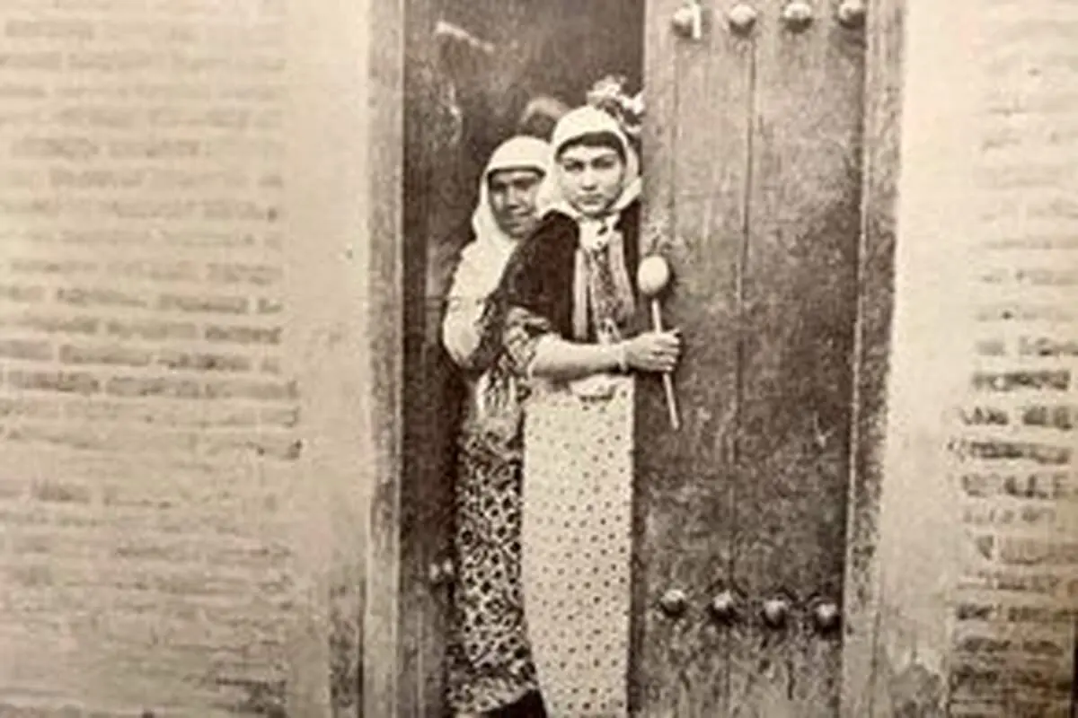 آخرین سوگلی ناصرالدین‌شاه با لباس چینی