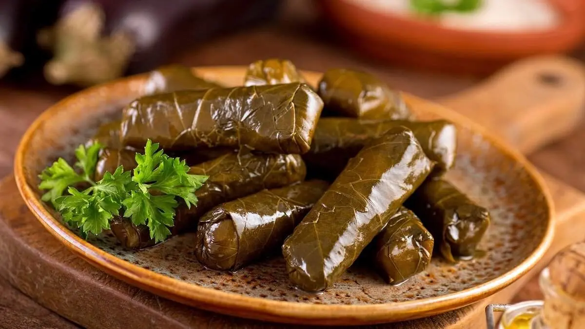 طرز تهیه دلمه برگ مو با چاشنی رب انار