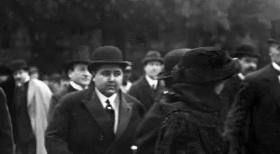 «احمدشاه و یک زن فرانسوی» در پاریس؛ اوایل دهه 1300