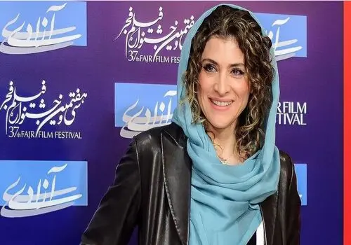 «ویشکا آسایش» 26 ساله در حال دریافت جایزه از دست «آتنه فقیه‌نصیری»
