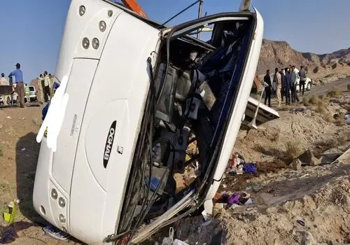 لحظه واژگونی نیسان آبی در جاده لغزنده +فیلم

