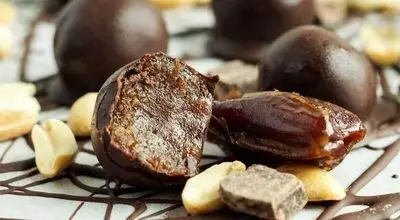 طرز تهیه شکلات خانگی سالم با خرما و مغز‌ها
