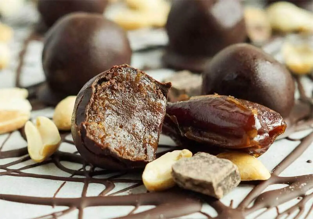 طرز تهیه شکلات خانگی سالم با خرما و مغز‌ها
