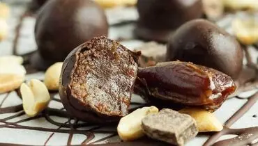 طرز تهیه شکلات خانگی سالم با خرما و مغز‌ها
