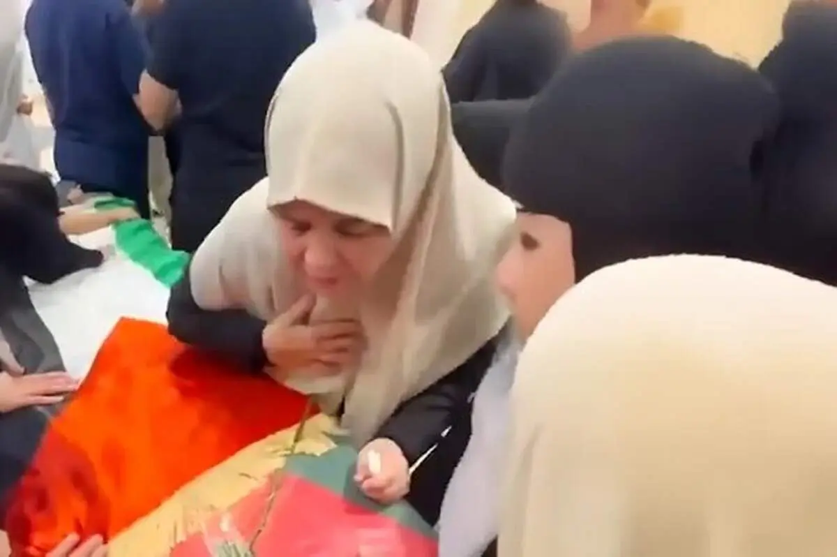 وداع همسر شهید اسماعیل هنیه با پیکر او+ فیلم