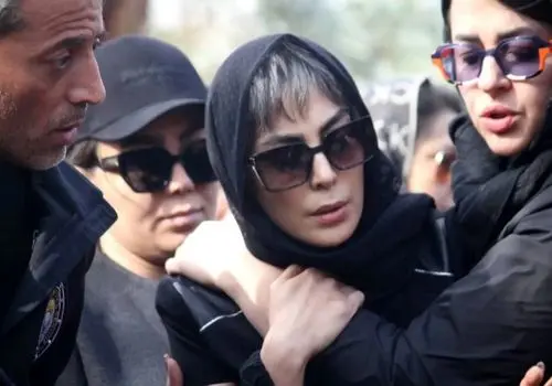 متن سوزناک و اشک‌های نیلوفر شهیدی در خاکسپاری پدرش/ویدیو 