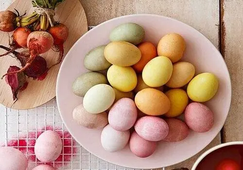 طرز تهیه تخم مرغ رنگی با ورق طلا+ فیلم