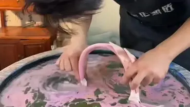 شیوه عجیب و باستانی هنرمند چینی برای نقاشی روی کیف+ فیلم