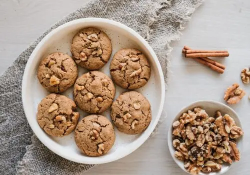 طرز تهیه شیرینی کنجدی ویژه پذیرایی عید نوروز+فیلم