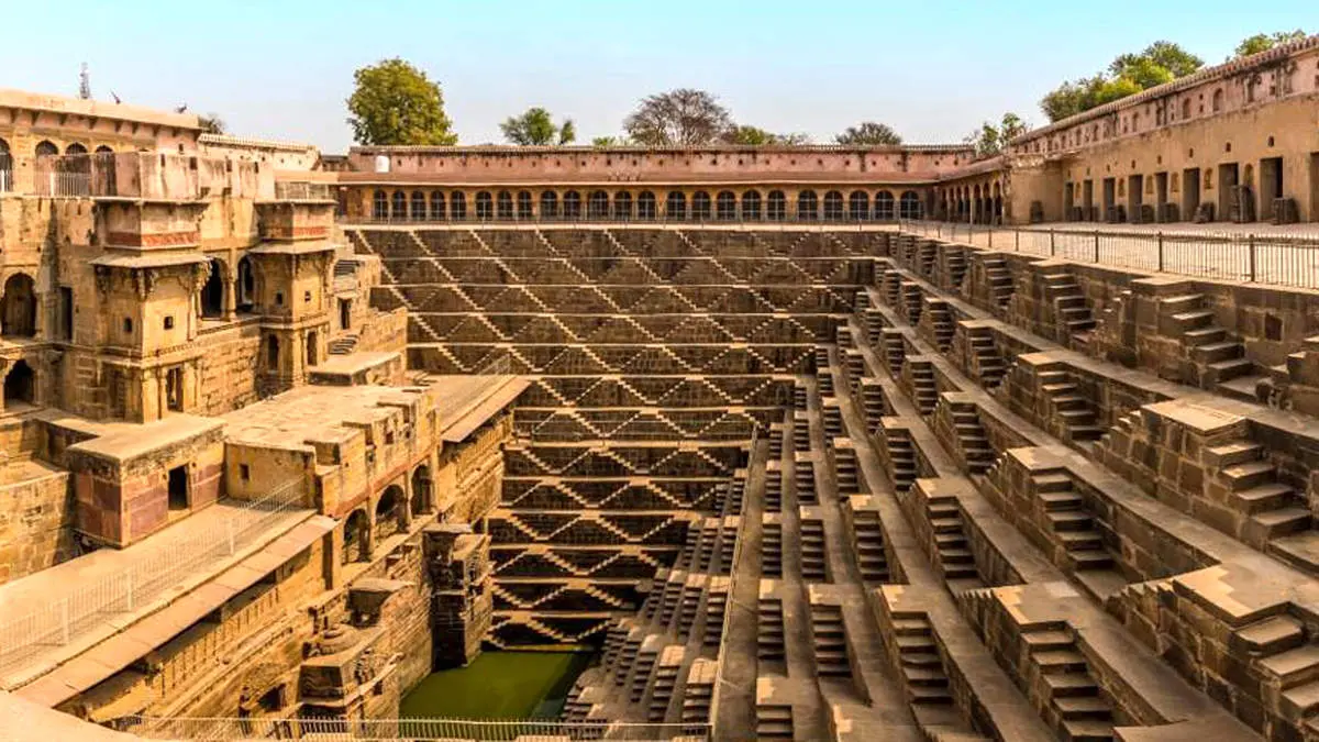 چاه پله باستانی چاند بائوری؛ از معماری عجیب با ۳۵۰۰ پله تا نجات جان انسان ها در شرایط سخت + فیلم و تصاویر