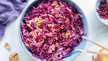 سالاد خوش‌رنگ یلدایی؛ ترکیب انار و کلم قرمز

