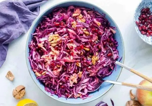 سالاد خوش‌رنگ یلدایی؛ ترکیب انار و کلم قرمز

