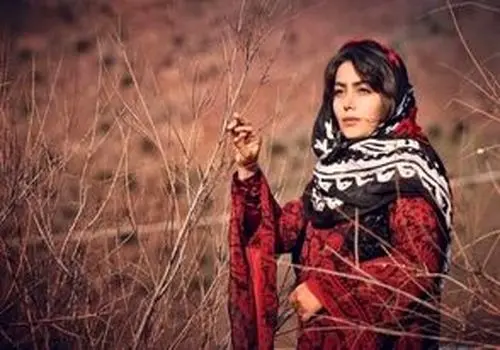 هدیه بازوند با پیراهن آبی دلبری کرد