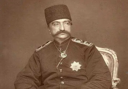 عکس رنگی‌شده از طاووس‌های ناصرالدین‌شاه در حیاط کاخ گلستان