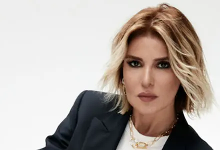 خواننده  زن مشهور ترکیه با حوله حمام در رستوران!