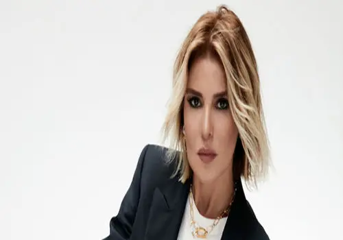 خواننده  زن مشهور ترکیه با حوله حمام در رستوران!