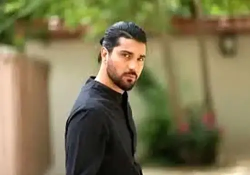 استایل شیک سینا مهراد در اجرای برنامه جدیدش