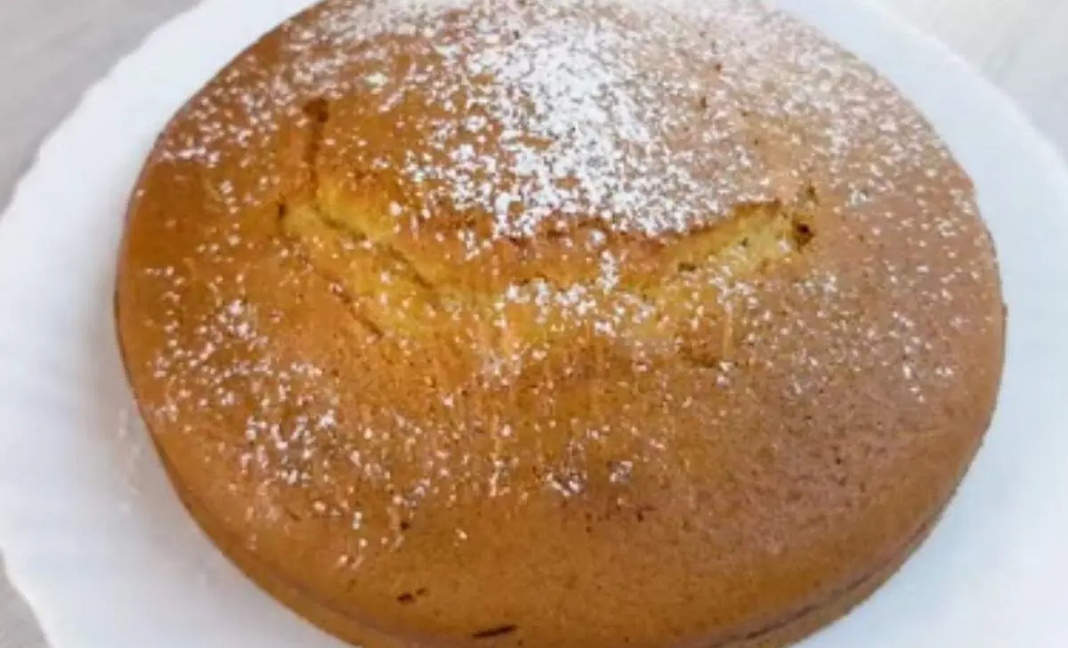 طرز تهیه کیک اسفنجی و ساده با پف زیاد+ فیلم / این کیک ساده برای افطار عالی است