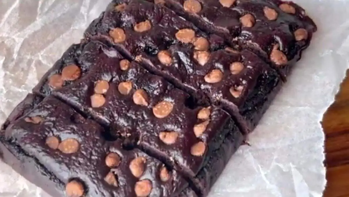 طرز تهیه متفاوت ترین دسر شکلاتی فقط با ۴ قلم مواد/ دستور پخت کیک شکلاتی بدون نیاز به آرد و شکر