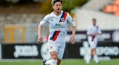 پیرترین فوتبالیست جهان قرارداد جدید می‌بندد