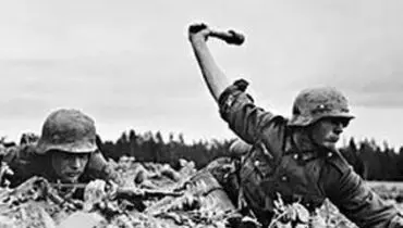 بستنی خوردن کودک انگلیسی روی یک مین دریایی در سال ۱۹۴٠