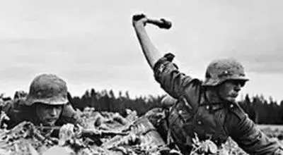 بستنی خوردن کودک انگلیسی روی یک مین دریایی در سال ۱۹۴٠