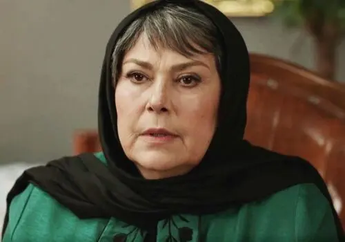 چهره شیک و متفاوت مهرانه مهین‌ترابی در ۶۸ سالگی؛ عاطفه «خانه سبز» همچنان خوش‌استایل!