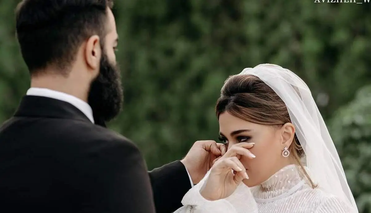 ازدواج جنجالی خانم بازیگر معروف با دو مهمان نامتعارف!+ تصاویر