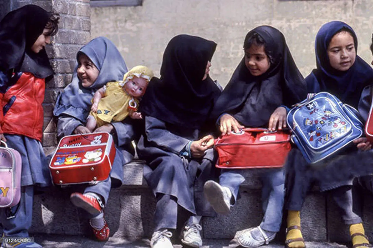 پوشش متفاوت دانشآموزان دختر 43 سال پیش+ عکس