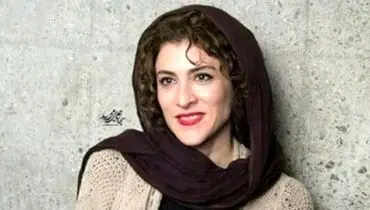 «ویشکا آسایش» 26 ساله در حال دریافت جایزه از دست «آتنه فقیه‌نصیری»