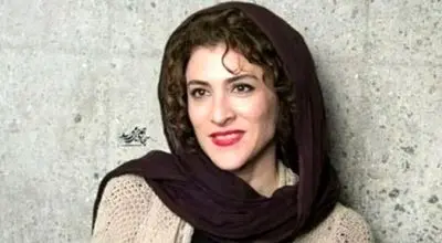 «ویشکا آسایش» 26 ساله در حال دریافت جایزه از دست «آتنه فقیه‌نصیری»